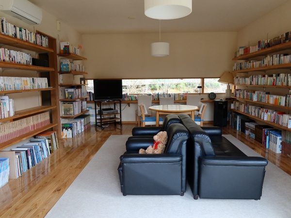 完成直後の音楽室。ここも窓の外の緑がきれい　撮影/新澤一平　