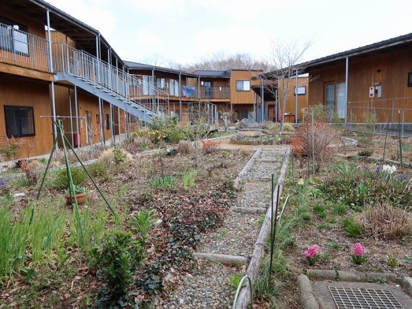 完成直後のゆいま～る那須。庭を挟んで建物が向き合うような形で配されている　撮影/新澤一平