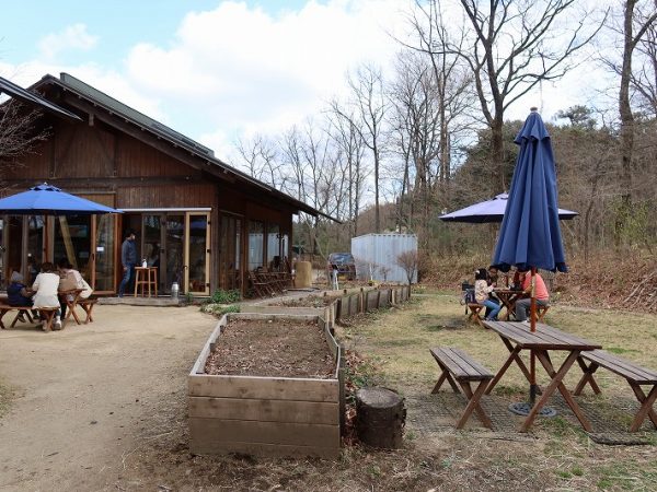 調理や配食、送迎など自分たちでできることは自分たちでというのが他にはないところ。写真は敷地入口近くにある食堂