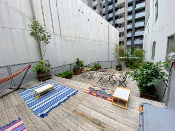 オモケンパーク屋上。ハンモックやアウトドアファニチャー、ラグマットが置かれ、まちなかでピクニック気分が味わえる