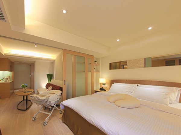 日本のシラス壁を使った台湾の産後ケア施設。シラス壁は100％自然素材で化学物質を使用していないため、産後のお母さんと敏感な赤ちゃんが共に安心して過ごせる部屋になっている（華悦産後護理之家/台北市）