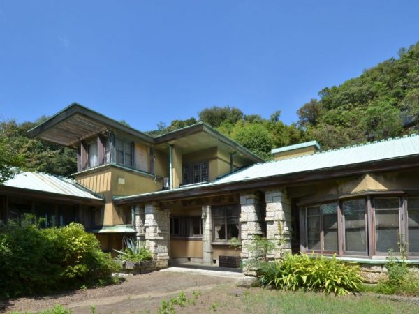 浜口ミホという建築家をご存じだろうか。これまで専門家以外には存在を知られていなかった彼女の作品が発見され、あわや売却という直前に次の住み手に継承されることになった。世に知られた建築ですら次々に取り壊されることもある昨今の時代にあって住宅の継承に地道に取り組んできた住宅遺産トラストに話を聞いた。