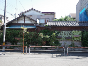 戦前の姿を残す住宅も少しだけ残っている