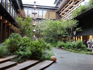 新風館中庭。せせらぎがあり、雨に濡れた風情も、夜景も、もちろん晴天の日も、つまりいつでも美しい