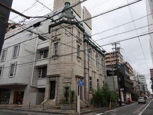 通り沿いに１スパンのみ残された建物が登録有形文化財となっており、ホテルは背後にある