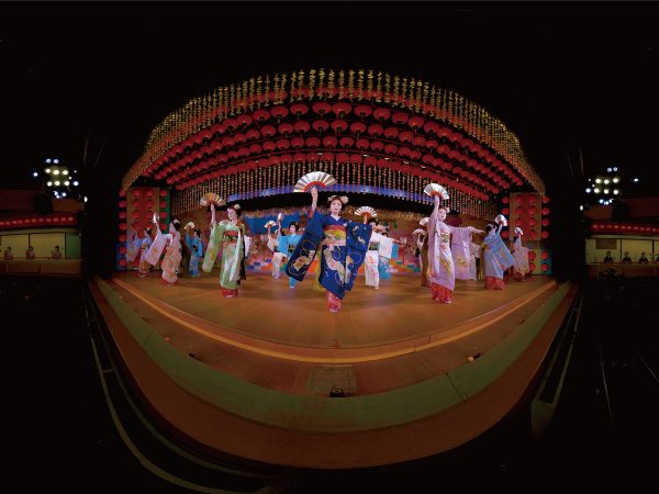 「第 71 回京おどり」の様子。マルチアングルVR配信を行った。写真提供：NTT都市開発