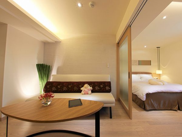 日本のシラス壁を使った台湾の産後ケア施設。シラス壁は100％自然素材で化学物質を使用していないため、産後のお母さんと敏感な赤ちゃんが共に安心して過ごせる部屋になっている（華悦産後護理之家/台北市）