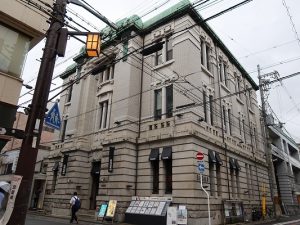 全体としてルネサンス風、ところどころに幾何学的な意匠があしらわれている