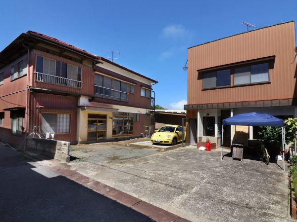 2020年に完成した民泊施設とカフェ「OGAWA」の外観（左）<br />右の建物の2階にはワークスペースを設けている（写真提供／巻組。以下、特記以外すべて巻組）