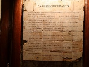 カフェの入口に掲げられた、カフェ誕生の経緯