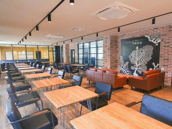 2021年にオープンした「WorkStyle Lab」のコワーキングスぺース。市の重要施策であるフリーランス支援の拠点で、お試しサテライトオフィス２室やキッズスペース、会議室などもある