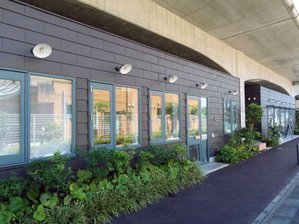 高架下にはさまざまな店が軒を連ねる