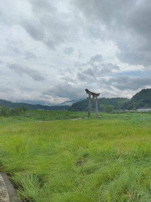 サウナのある宿へは原尻の滝から山道に入る。滝の脇には鳥居がある