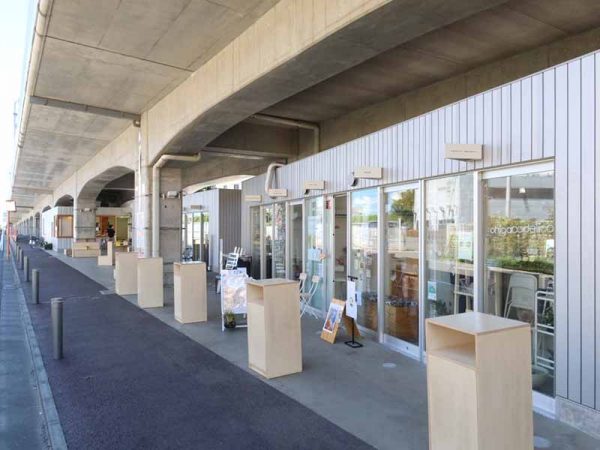 高架下にはさまざまな店が軒を連ねる