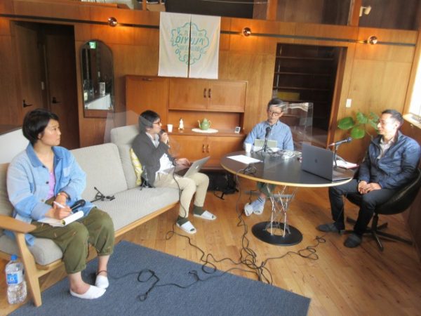 トークセッションの様子。右から末次宏成さん、面木健さん、中島宏典さん、鄭一止さん。会場は末次さんが営む新築の「スミツグハウス アトリエ」。民泊のほか、貸しスペースとして使われている</br>（2021年4月10日開催･九州DIYリノベWEEK2020第10回　写真提供：スペースRデザイン）