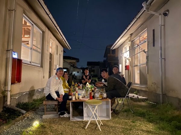 コロナ禍のオビハウス。民泊の代わりにマンスリー賃貸にして満室を維持している。母屋と離れの間が交流の場となり、シェアハウスのような雰囲気になってるそうだ。互いに適度な距離を保ちつつ、戸外で顔を合わせる。時代に合った使われ方だ</br>（写真提供：末次宏成）