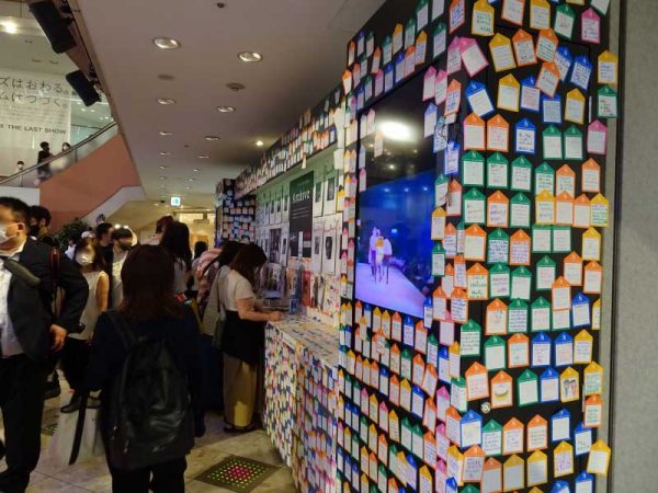 閉館する最終日は多くの人が館内で写真を撮っていた