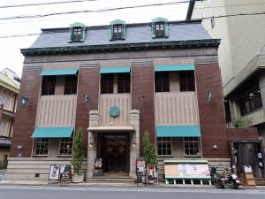 文椿ビル。これが木造とは！ である