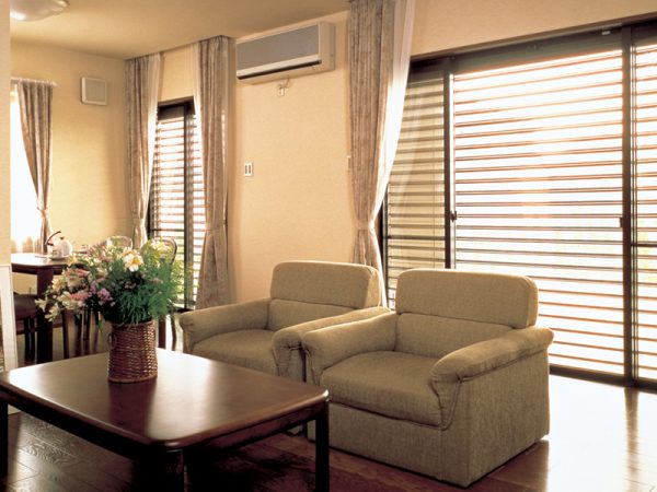 スラットの角度調整ができるブラインド機能を兼ね備えた窓シャッター。閉めたままでも明るい室内を実現。［マドモア ブラインド 電動タイプ］