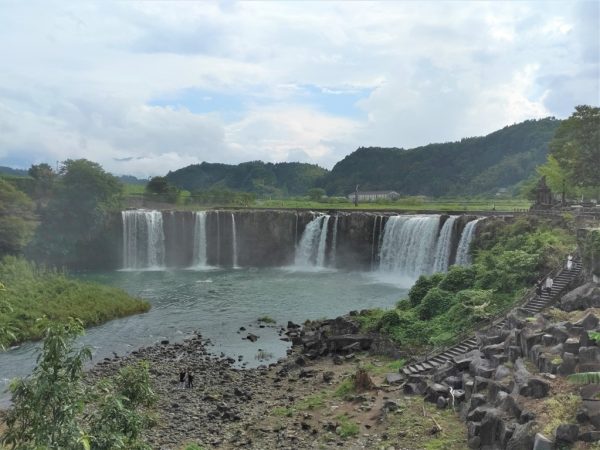 原尻の滝は、阿蘇山の火山活動で生まれた。日本のナイアガラともいわれるものの知名度が低い