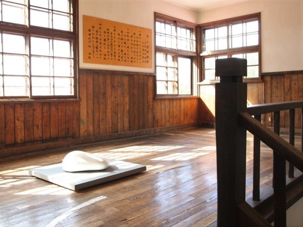 ギャラリーに至る2階の廊下にも彫刻作品が置かれ、木造校舎の懐かしい雰囲気が漂う