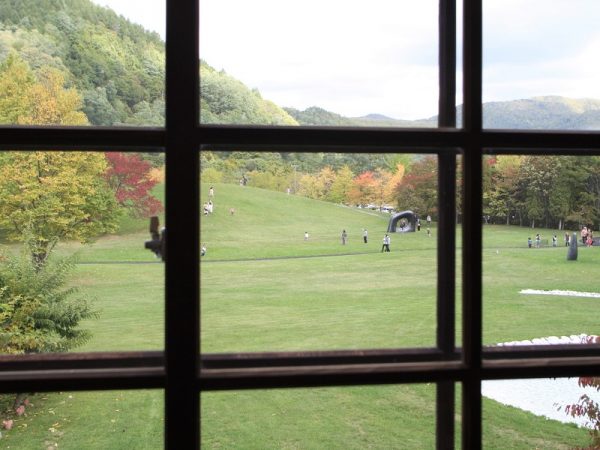 アルテピアッツァの魅力を教えてくれた影山さん。奥には、無心で石を彫る人たちの姿が