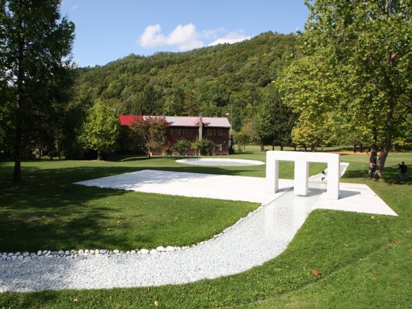 広大な芝生の奥には、白い彫刻が溶け込むように建つ