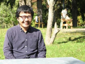 アルテピアッツァの魅力を教えてくれた影山さん。奥には、無心で石を彫る人たちの姿が