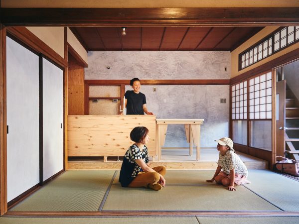 2020年に完成した民泊施設とカフェ「OGAWA」の外観（左）<br />右の建物の2階にはワークスペースを設けている（写真提供／巻組。以下、特記以外すべて巻組）