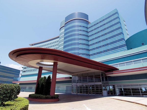 美しい琵琶湖を思わせるホテル外観（提供：琵琶湖ホテル）