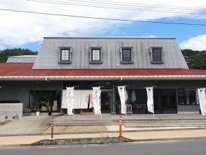 廃業したスーパーを改修した「まーぐん広場」。２階にホテルとライブラリーがある