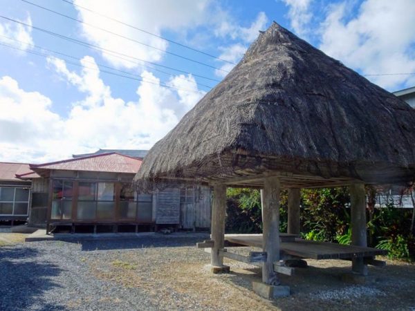 「伝泊 古民家」にする空き家の条件は、①島の伝統的構法を7割以上残す建物である、もしくは島にとって伝説的な建物であること、②島の魅力を体感できるロケーションであること、③集落の人たちが協力的であることの３つ