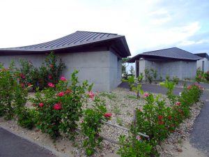 「伝泊 The Beachfront MIJORA」にはさまざまなタイプの建物がそろう