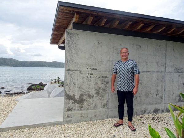 奄美出身の山下さん。自身が設計した「伝泊 The Beachfront MIJORA」のフロントを兼ねるレストラン＆バー「2 waters」の前で