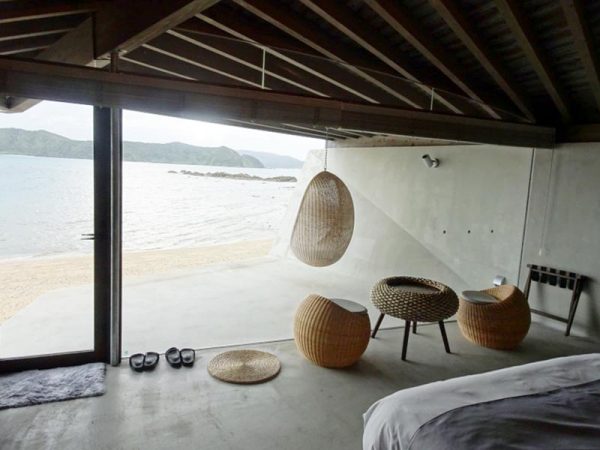 「伝泊 The Beachfront MIJORA」にはさまざまなタイプの建物がそろう