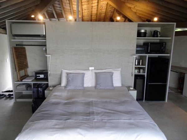 「伝泊 The Beachfront MIJORA」にはさまざまなタイプの建物がそろう