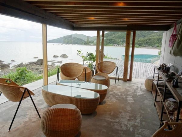 海をのぞむ「2 waters」でいただけるのは、地元の素材を丹念に調理した絶品の創作料理。朝食のときはちょうど目の前に虹がかかった