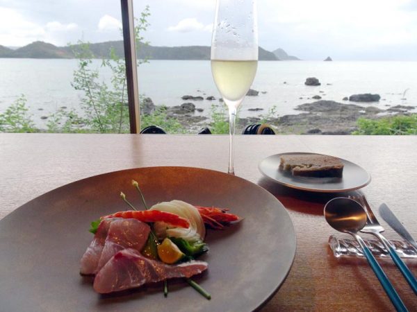 海をのぞむ「2 waters」でいただけるのは、地元の素材を丹念に調理した絶品の創作料理。朝食のときはちょうど目の前に虹がかかった