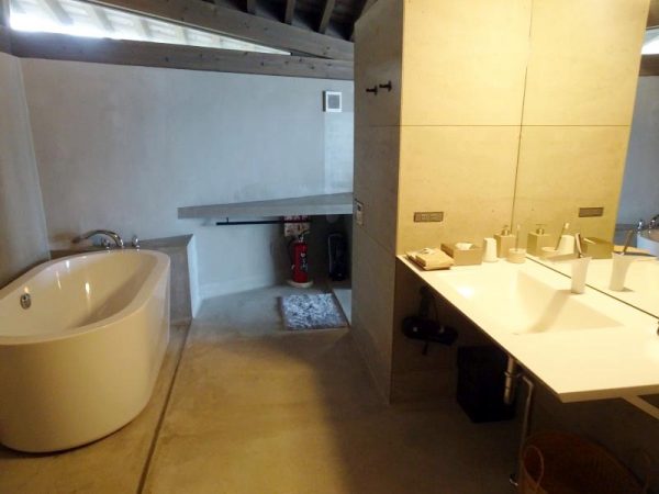 「伝泊 The Beachfront MIJORA」にはさまざまなタイプの建物がそろう