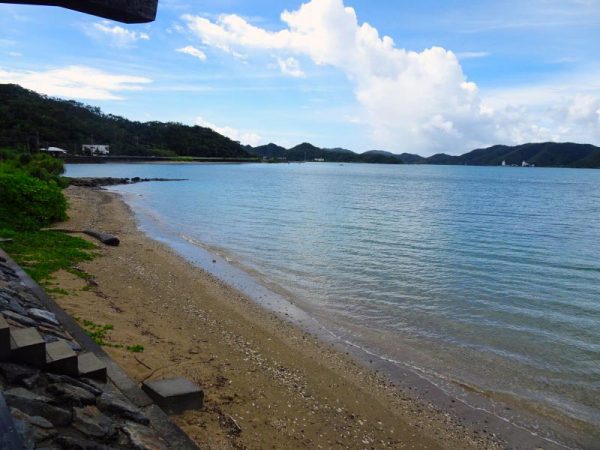 海をのぞむ「2 waters」でいただけるのは、地元の素材を丹念に調理した絶品の創作料理。朝食のときはちょうど目の前に虹がかかった