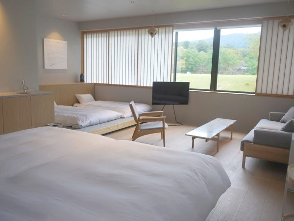 ジュニアスイート部屋の様子。仕切りのない開放的な空間