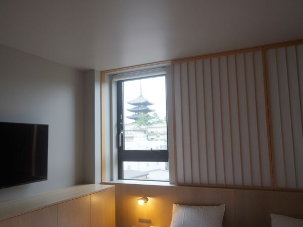 ジュニアスイート部屋の様子。仕切りのない開放的な空間