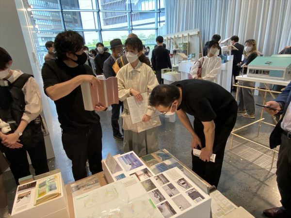 審査委員長の吉村靖孝氏（右）と板坂さん（写真：宮沢洋）