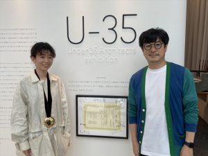 審査委員長の吉村靖孝氏（右）と板坂さん（写真：宮沢洋）