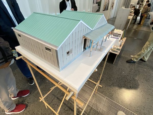 審査委員長の吉村靖孝氏（右）と板坂さん（写真：宮沢洋）