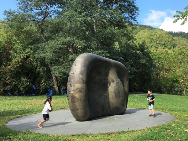 広大な芝生の奥には、白い彫刻が溶け込むように建つ