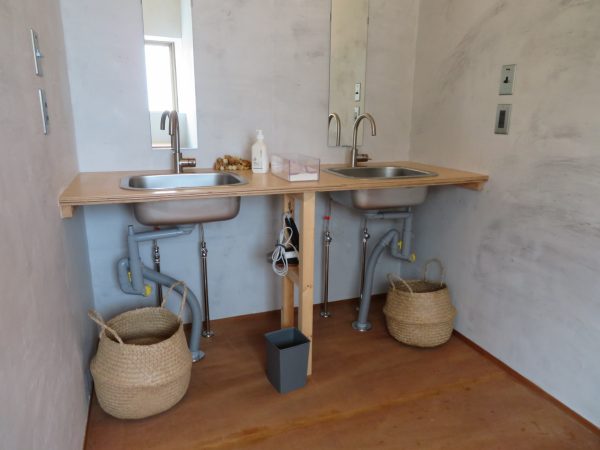 OGAWAの2階のドミトリー。壁は合板を取り付けて刷新、壁紙や塗装などは省いた（写真／介川亜紀）