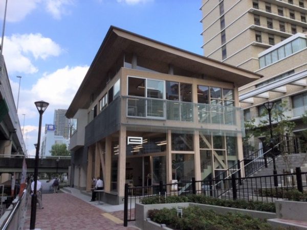 国産木材を使用した3階建て木造建築のβ本町橋外観