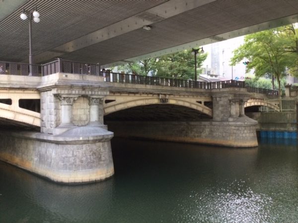 阪神高速道下を流れる東横堀川とβ本町橋。川面にはアクテビティ用のボートなどが浮かぶ