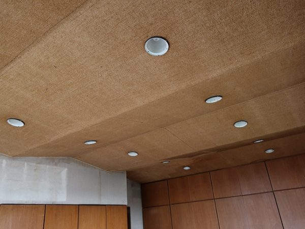 ダイニングから風呂などの水回り、勝手口に続くドア、壁。木がきれいにそろえて貼られていることに注目